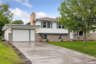 565 57th Ave NE, Minneapolis, MN 55432