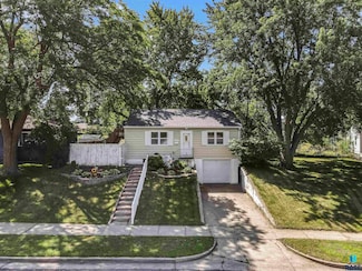 3205 E 17th St, Sioux Falls, SD 57103
