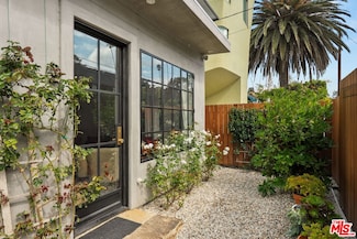 207 Entrada Dr, Santa Monica, CA 90402