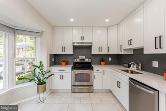 7064 Leewood Forest Dr, Springfield, VA 22151