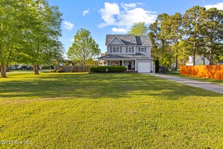 106 Hunt Dr, Hubert, NC 28539