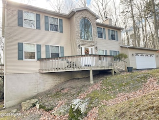 804 Round up Ct, Hawley, PA 18428