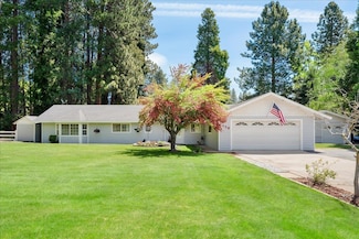 1138 Pine Grove Dr, Mount Shasta, CA 96067