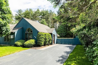 35 Queen Mary Dr, Queensbury, NY 12804