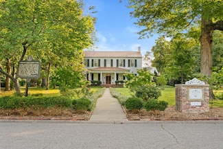 2227 Bashford Manor Ln, Louisville, KY 40218