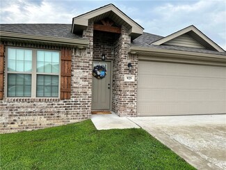 925 S Canvasback Dr, Siloam Springs, AR 72761
