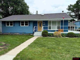 113 113 Third St NE, Madelia, MN 56062