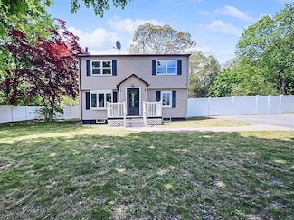 4 Myrtle Ln, Coram, NY 11727
