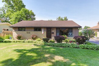 331 E Walnut St, Roselle, IL 60172