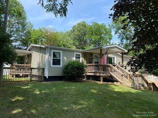 6373 Buckshore Dr, Whitmore Lake, MI 48189
