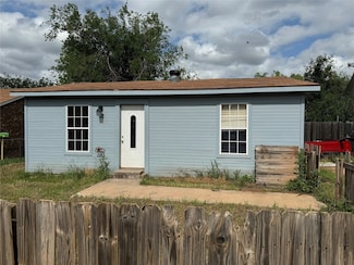 133 East St, Tye, TX 79563