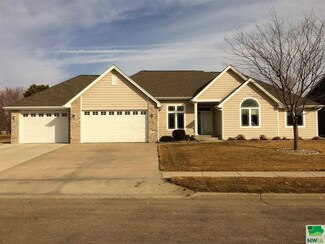 1609 Arnold Palmer Ln, Elk Point, SD 57025