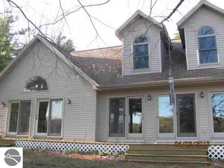 15051 Pettengill Rd, Empire, MI 49630