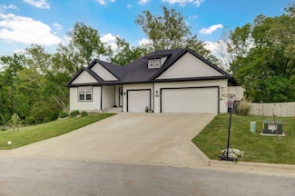 1611 E Hayloft Dr, Ozark, MO 65721