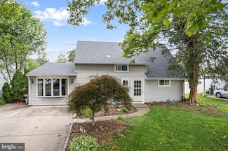 29 Crabtree Dr, Levittown, PA 19055