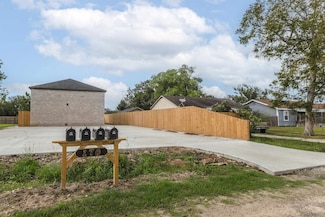 170 Bailey Ave, Bridge City, TX 77611