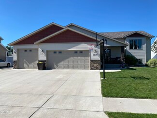 2513 Peach Tree Dr, Bismarck, ND 58504