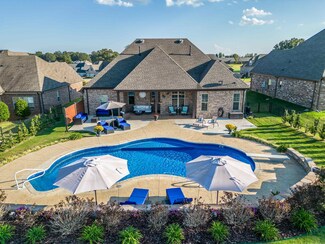 430 Fairoaks Dr, Oakland, TN 38060
