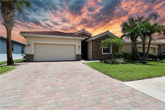 2338 Heydon Cir E, Naples, FL 34120