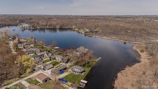 4405 Shoreview Ln, Whitmore Lake, MI 48189