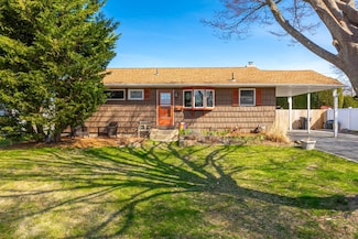 7 Windsor St, Islip, NY 11751