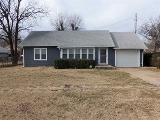 711 N 9th St, Perry, OK 73077