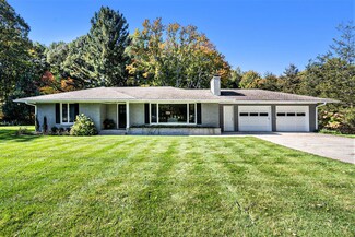 14543 Lakeshore Dr, Grand Haven, MI 49417