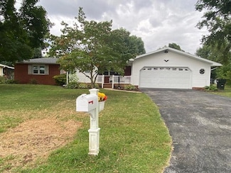 906 W Pearl St, Aurora, MO 65605