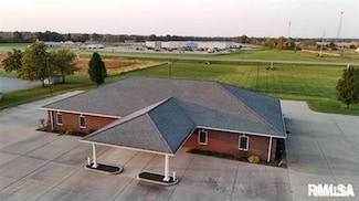 500 W 12th St, Flora, IL 62839