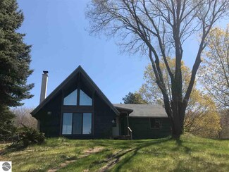 6111 Indian Hill Rd, Honor, MI 49640