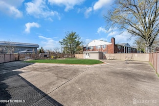 32 Woodedge Ave, Edison, NJ 08817