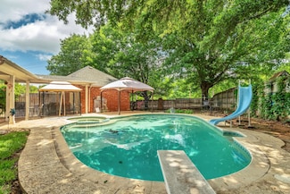 2085 Idlewood Dr, Grapevine, TX 76051