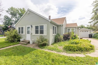 711 6th St, Onawa, IA 51040