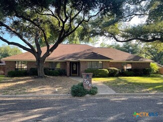 708 E 16th St, Cameron, TX 76520