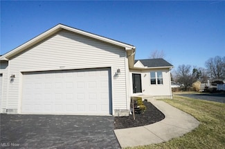 3227 Starwick Ct, Canfield, OH 44406