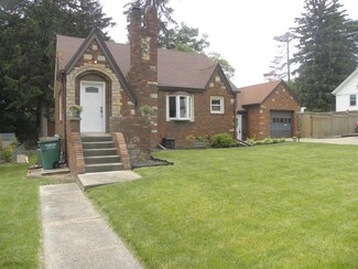 1304 65th St, Windsor Heights, IA 50324