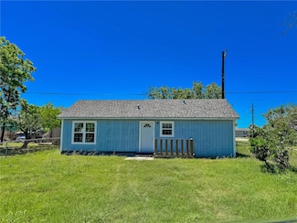 105 E Cornwall St, Rockport, TX 78382