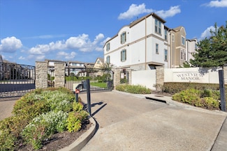 6735 Highclere Manor Ln, Houston, TX 77055