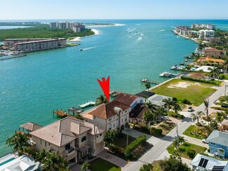 18 E Pelican St, Naples, FL 34113
