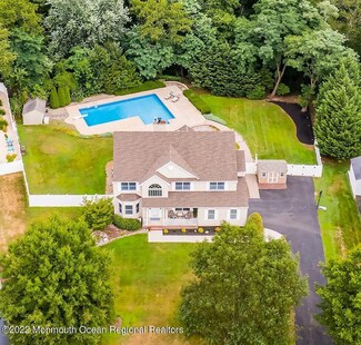 32 Outlook Ln, Freehold, NJ 07728