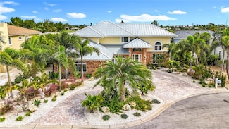 620 N Point Dr, Holmes Beach, FL 34217