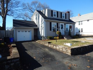 73 Pelican Rd, Quincy, MA 02169