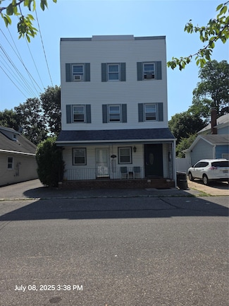 119 S 6th St, Lindenhurst, NY 11757