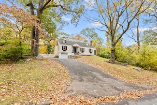 32 Cedarhurst Ln, Milford, CT 06461