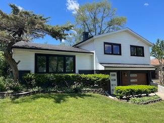 8944 W Maple Ln, Hickory Hills, IL 60457