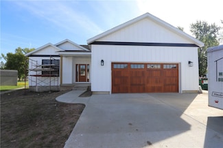 912 Vanlaningham Dr, Mattoon, IL 61938