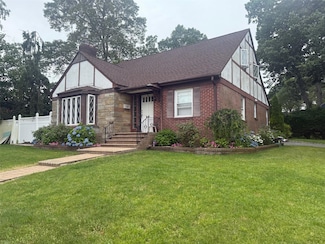 95 E Shore Dr, Massapequa, NY 11758