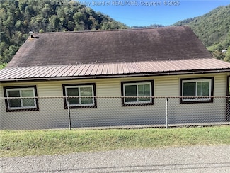 574 Churchill Rd, Seth, WV 25181
