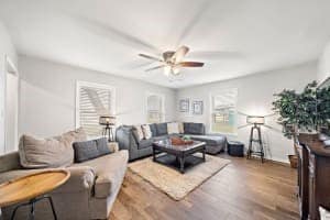 702 S 2nd St, La Porte, TX 77571