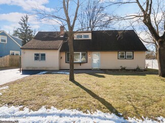 18 Knob Hill Rd, Albany, NY 12211